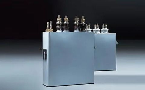 電容器在直流電路中起什么作用？